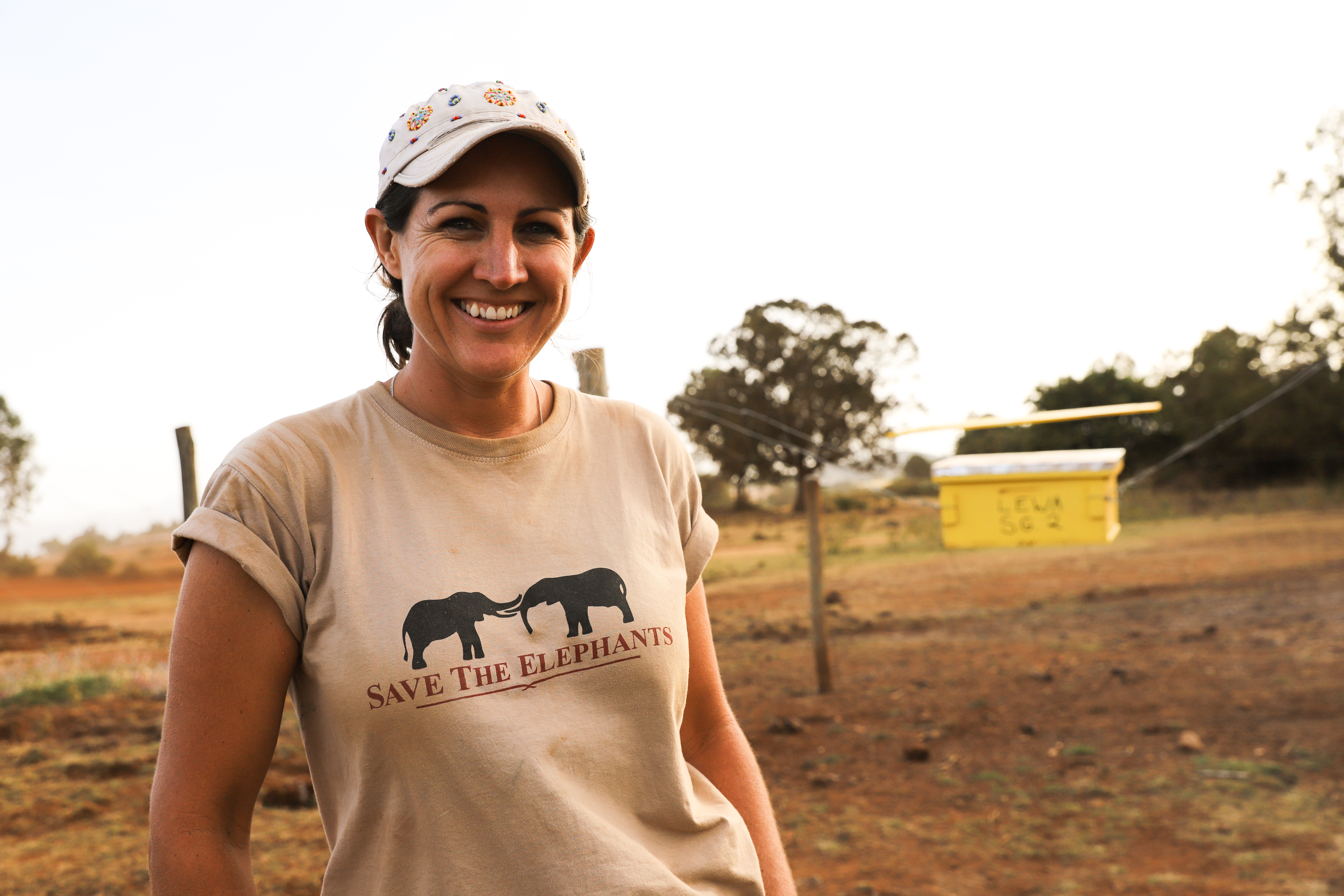 Dr. Lucy King a Save the Elephants méhkaptárkerítés-programjának egyik terepi helyszínén