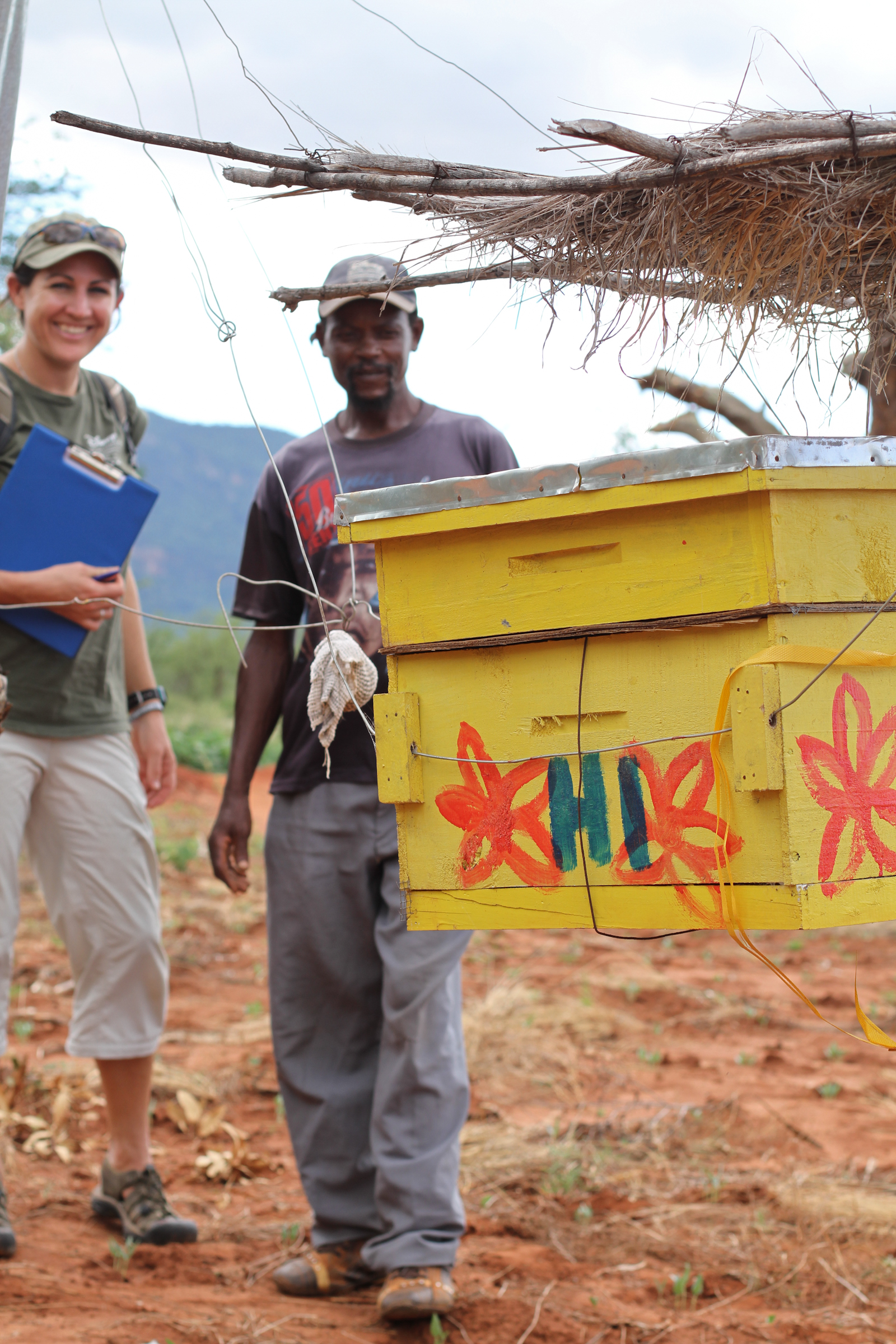 Dr. Lucy King egy helyi közösségi taggal a kenyai Sagallában, az Elephants and Bees program egyik méhkaptárjánál. Fotó: Lama Kabani / Save the Elephants